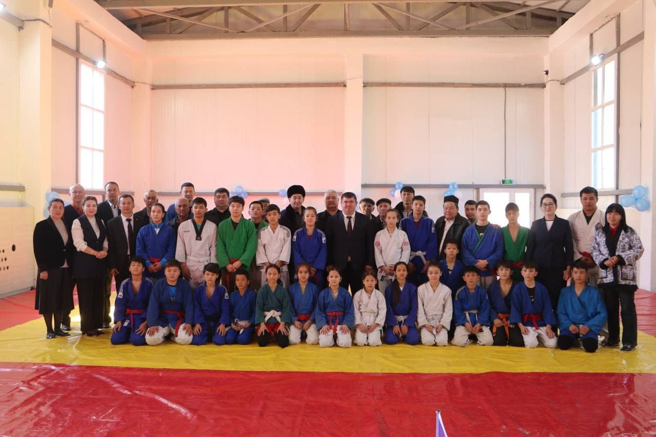 Jańa mekteptiń ashılıw máresiminen foto kórinisler