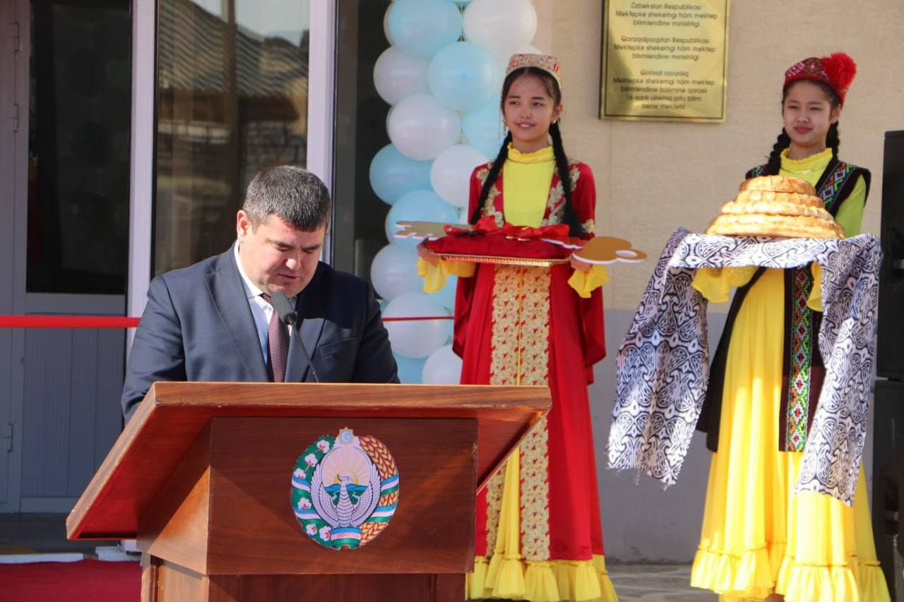 Jańa mekteptiń ashılıw máresiminen foto kórinisler
