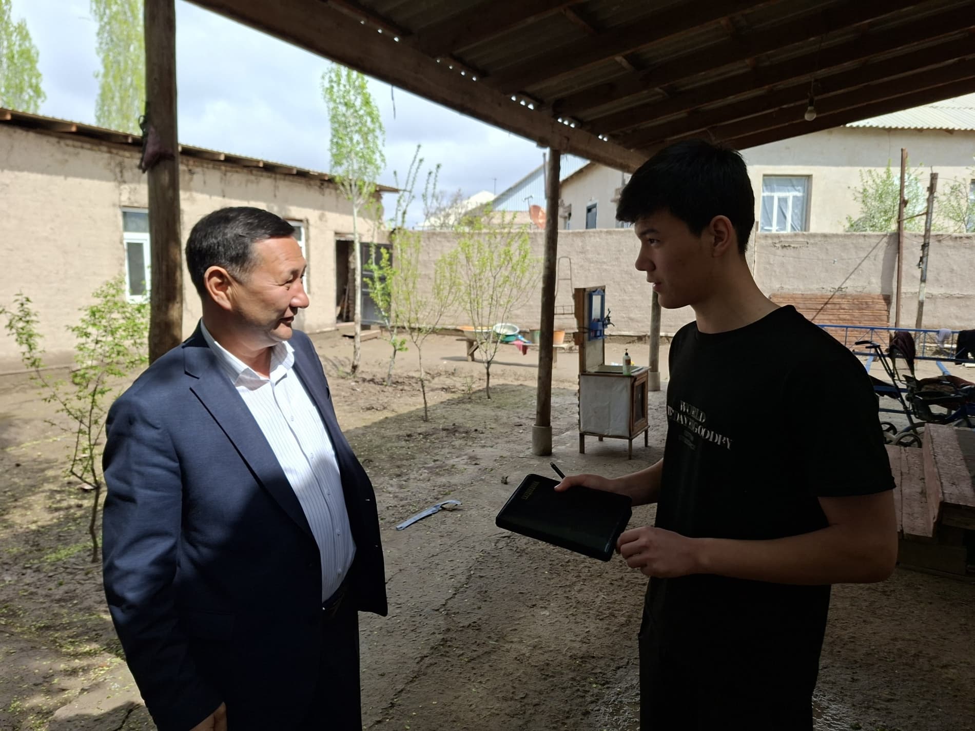 Chimboy tumani hokimi o‘zi otaliqqa tayinlangan yoshlar bilan uchrashib, ularning yashash sharoitlarini o‘rganib chiqdi.