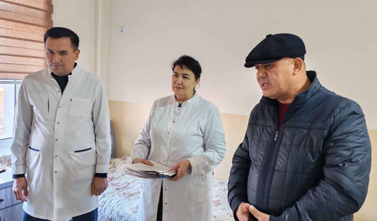 Jańa jıl qarsańında dıqqat: ayon hákimi I.Xudaybergenov nawqaslardıń halınan xabar aldı