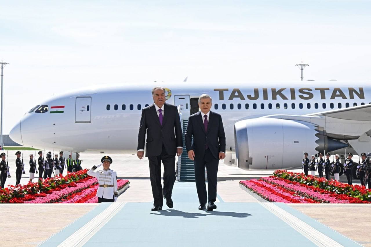 Tojikiston Prezidenti Emomali Rahmon "Toshkent-Humo" xalqaro aeroportida kutib olindi