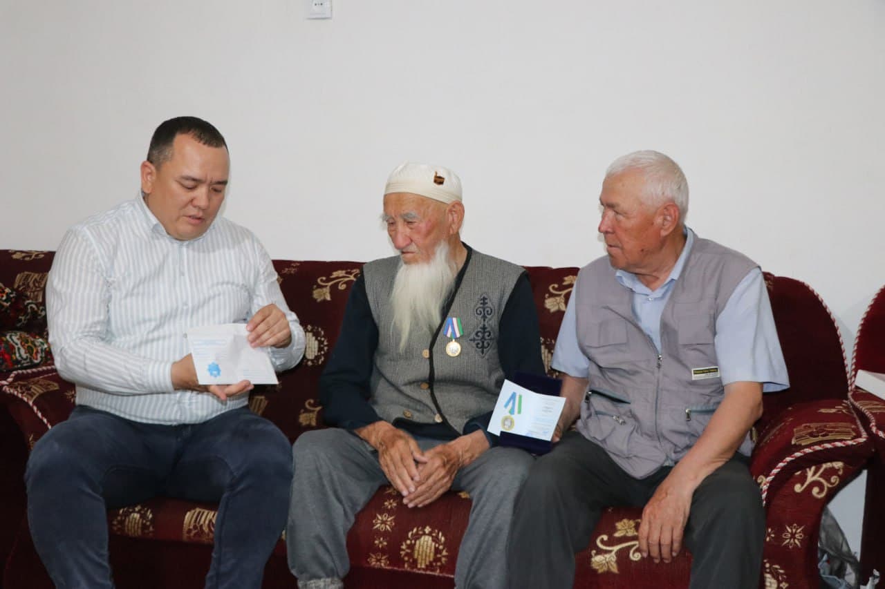 Анвар Баймуратов торжественно вручил юбилейные медали и денежные премии нашим ветеранам, трудившимся в тылу в районе.