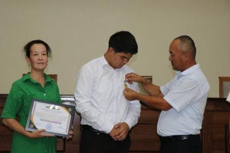 Мектеп питкериўшилерине алтын ҳәм гүмис медаллар тапсырылды.