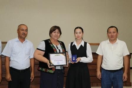 Мектеп питкериўшилерине алтын ҳәм гүмис медаллар тапсырылды.