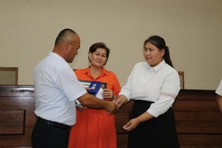 Мектеп питкериўшилерине алтын ҳәм гүмис медаллар тапсырылды.