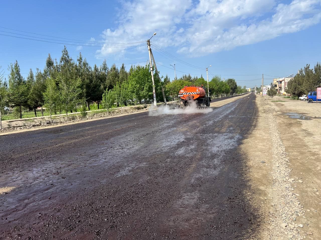 Tabiiy ofat oqibatlarini bartaraf etish dasturi boyicha D-198 avtomobil yo'lining 18-25 kmlari orasida tamirlash ishlari bormoqda