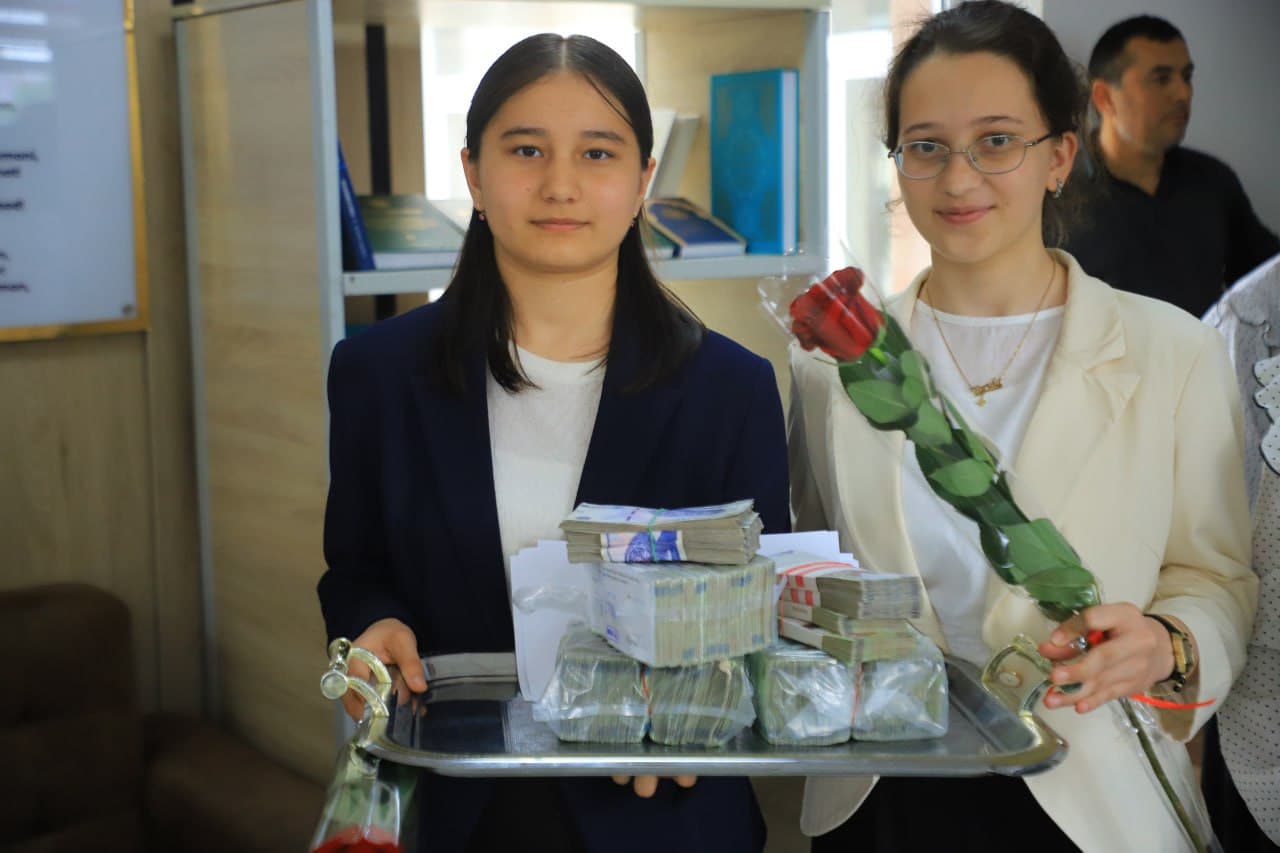 “Xorijiy tillarni o‘qitish bo‘yicha eng yaxshi maktab” tanlovining tuman bosqichi g'oliblari taqdirlandi