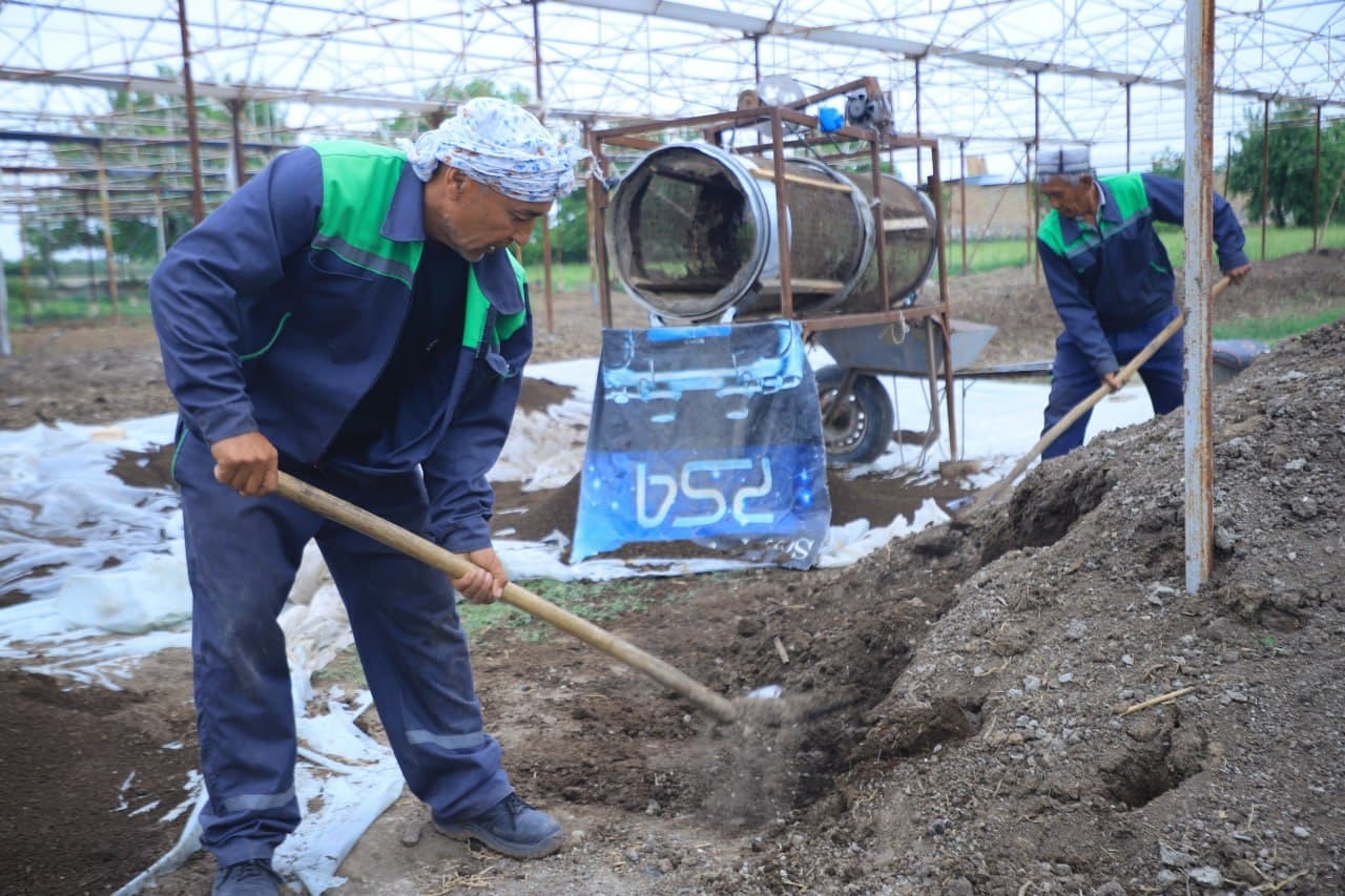 Viloyat hokimi Botir Zaripov Vobkent tumanida qishloq xo‘jaligida borayotgan agrotexnik tadbirlarni ko‘zdan kechirar ekan, Umar Rajabov xo‘jaligi faoliyatini ham borib ko‘rdi