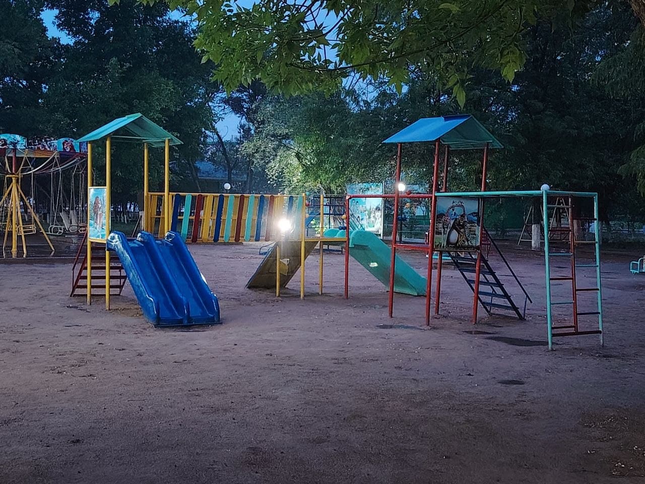Viloyat hokimi Botir Zaripov boshchiligidagi ishchi guruhi Vobkent tumanidagi "Nurli manzil" va "Porloq kelajak" oromgohlarining mavsumga tayyorligini o'rgandi