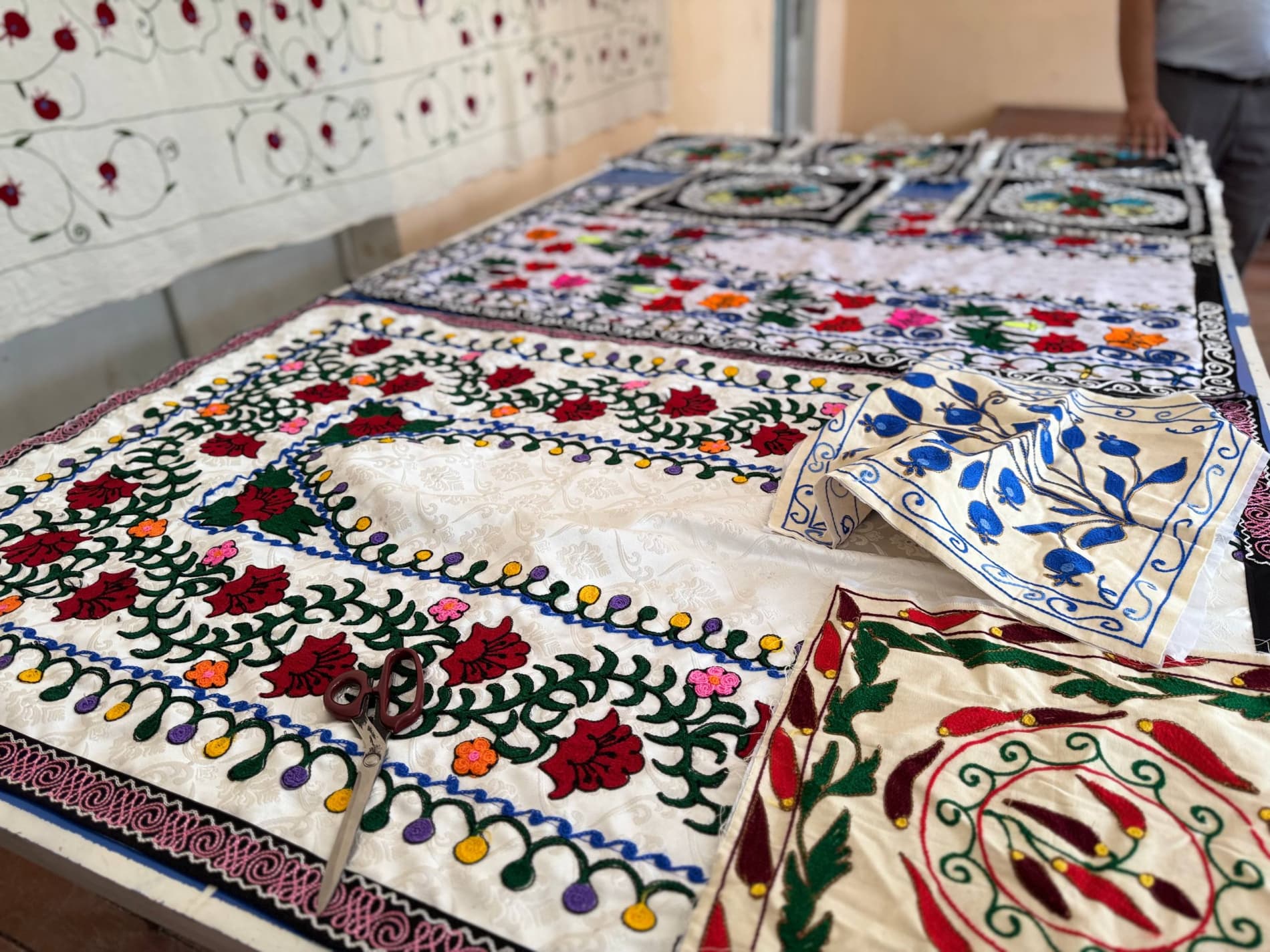 Швейное производство по изготовлению подкладок под руководством Диловар Амоновой в махалле Чандир расширяется