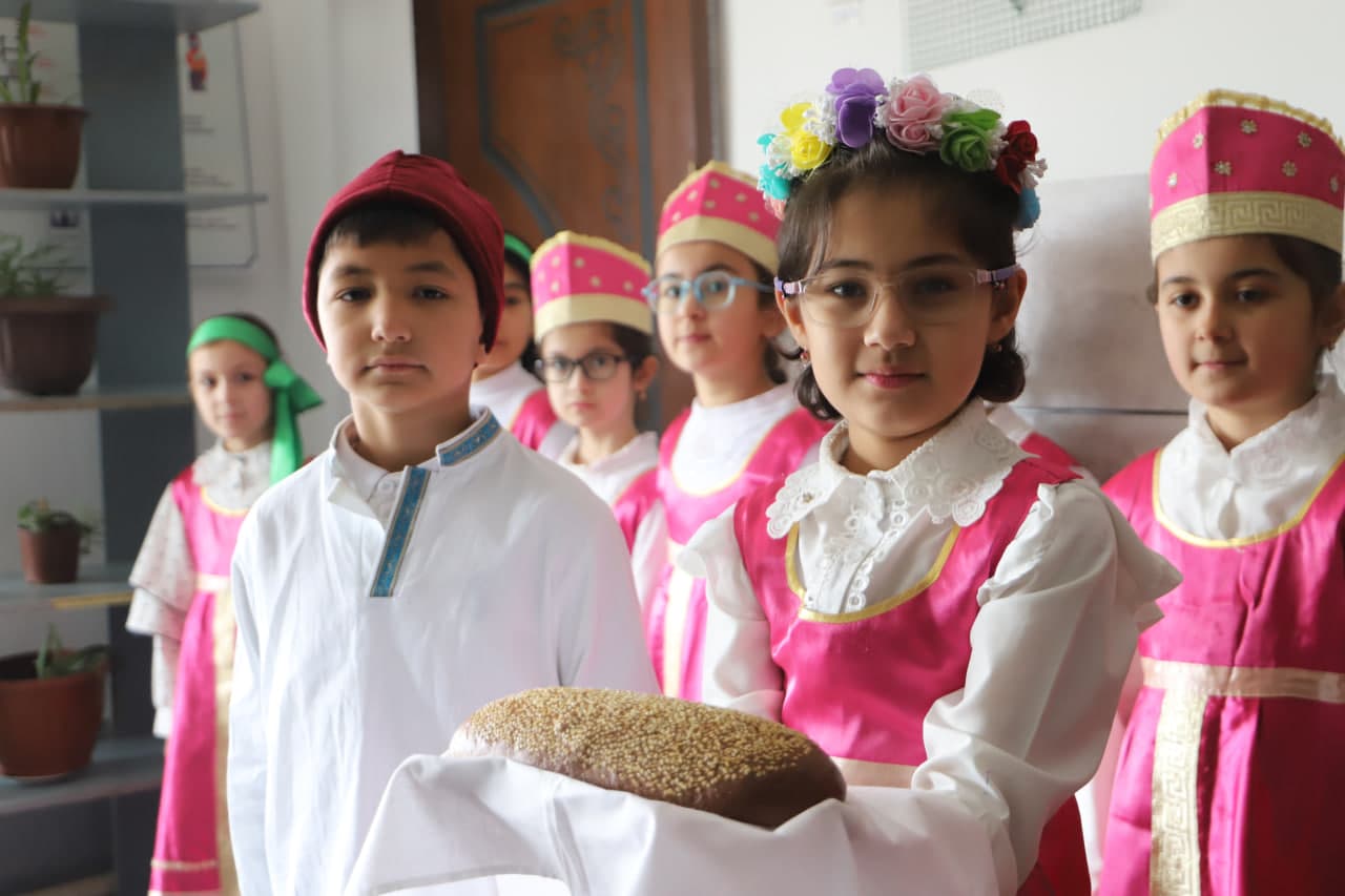 Таълим сифатини ошириш йўлида: Шофиркон туман ҳокими мактаб фаолияти билан танишди