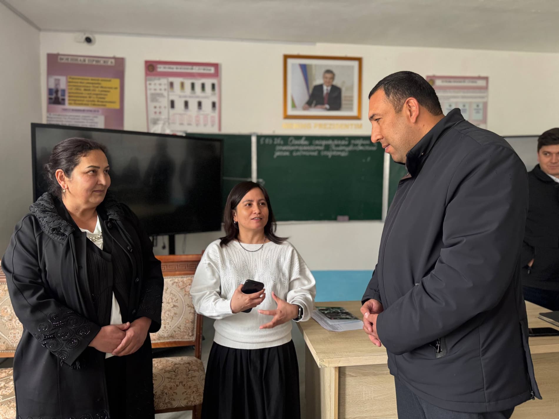 Таълим сифатини ошириш йўлида: Шофиркон туман ҳокими мактаб фаолияти билан танишди