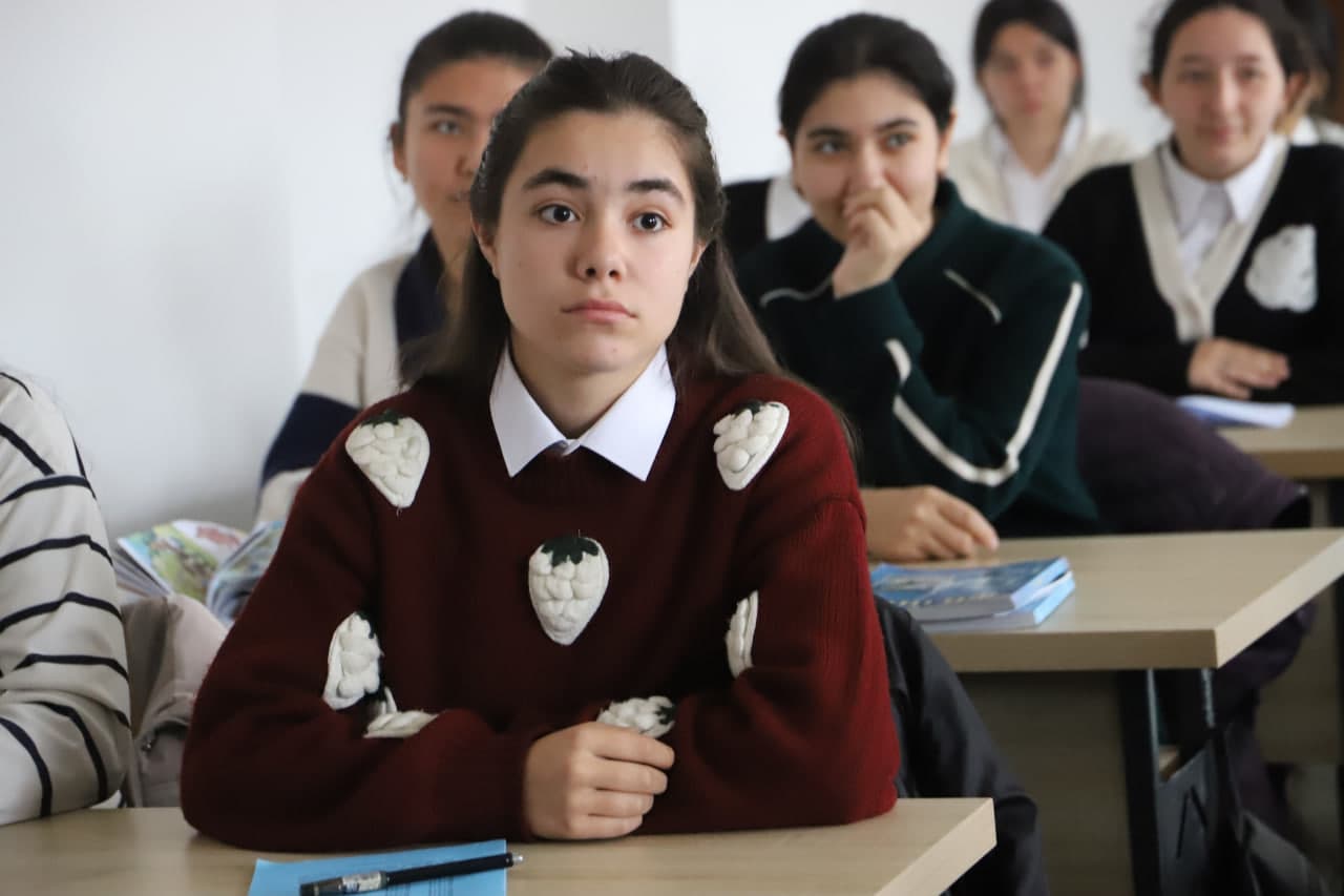 Таълим сифатини ошириш йўлида: Шофиркон туман ҳокими мактаб фаолияти билан танишди