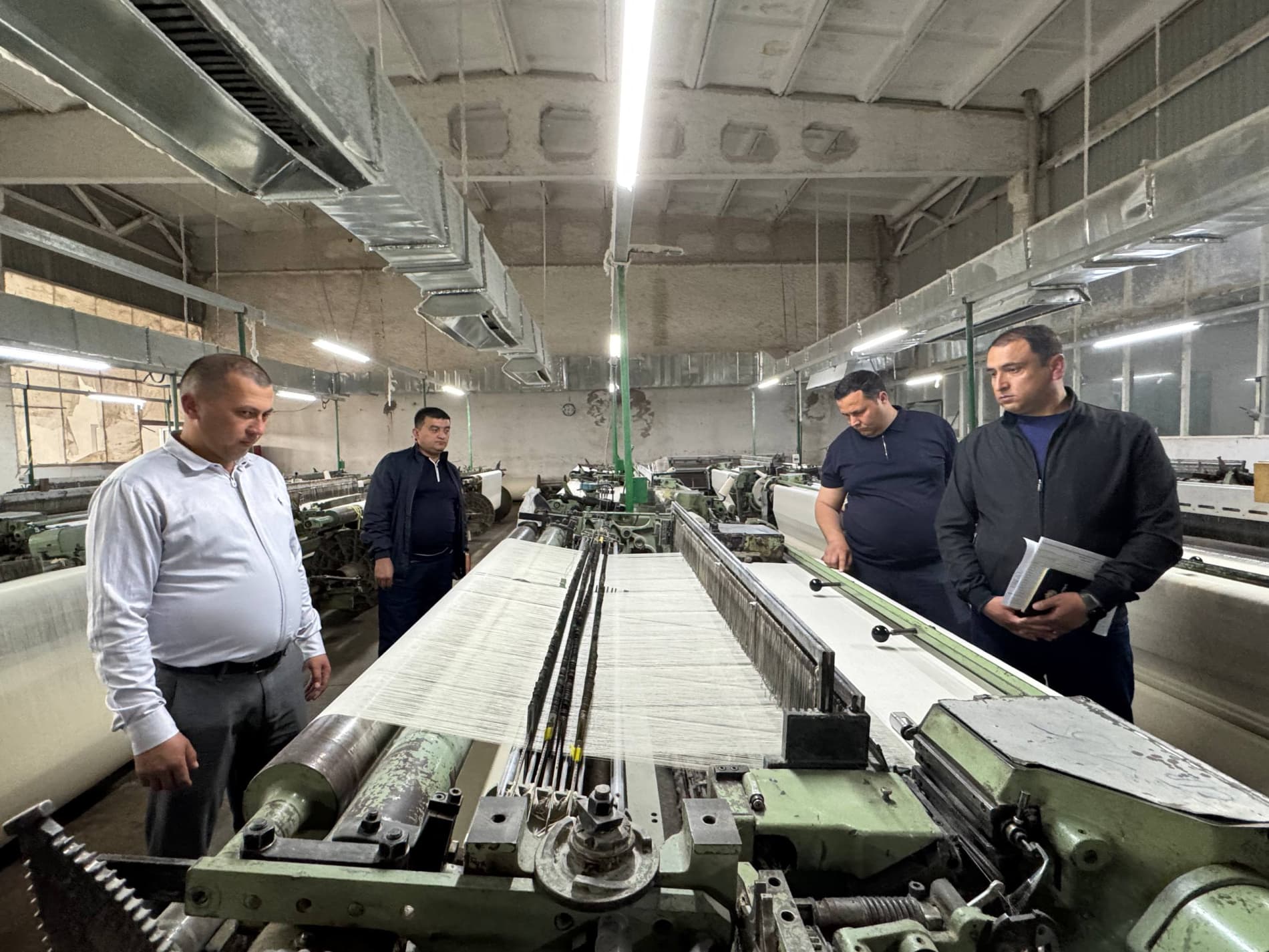 Hududda sanoat korxonalari faoliyati o‘rganilib, ishlab chiqarishni kengaytirish bo‘yicha ustuvor vazifalar belgilandi