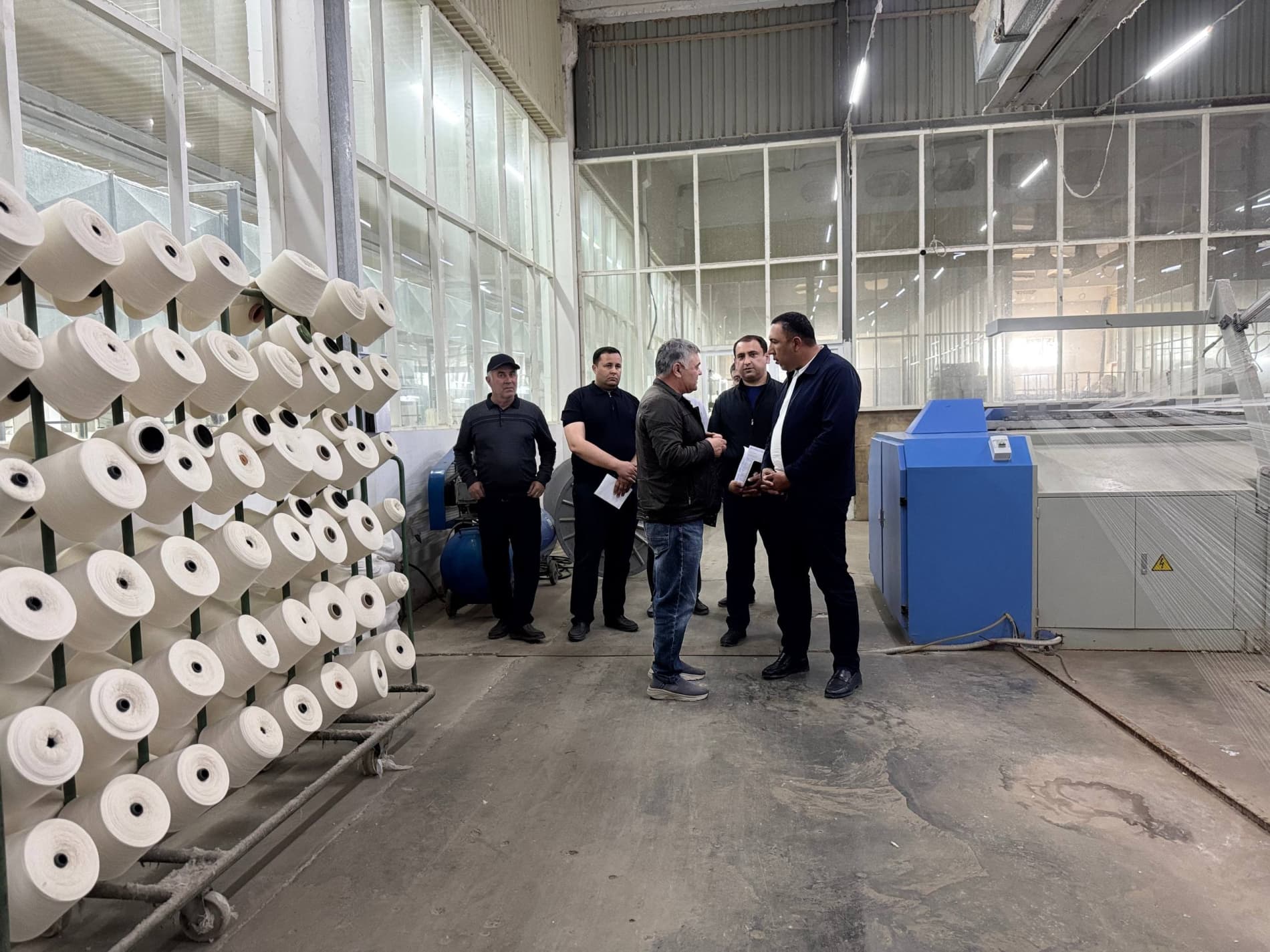 Hududda sanoat korxonalari faoliyati o‘rganilib, ishlab chiqarishni kengaytirish bo‘yicha ustuvor vazifalar belgilandi