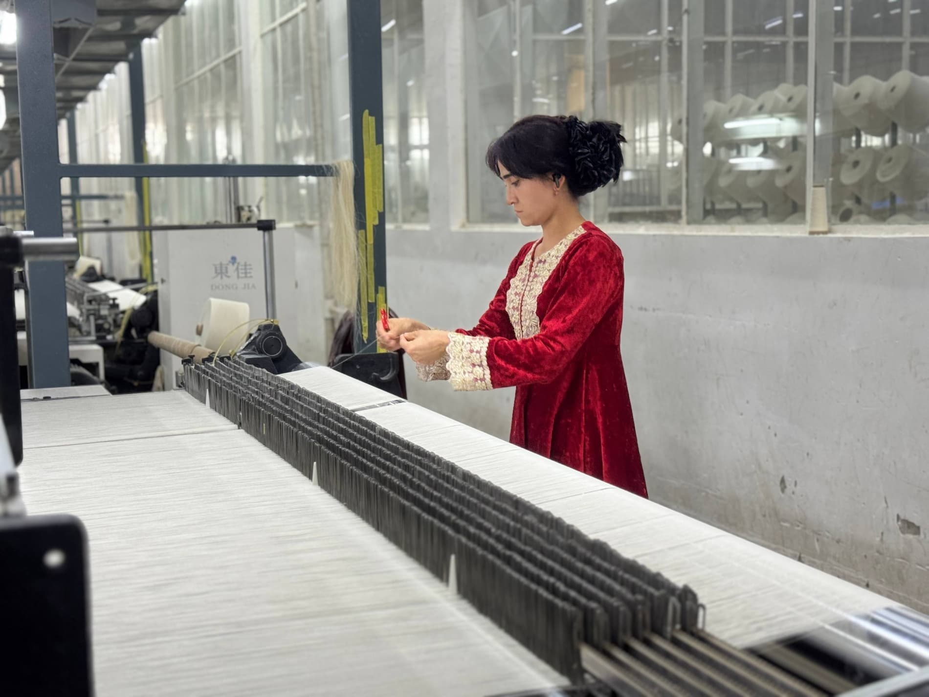 Hududda sanoat korxonalari faoliyati o‘rganilib, ishlab chiqarishni kengaytirish bo‘yicha ustuvor vazifalar belgilandi