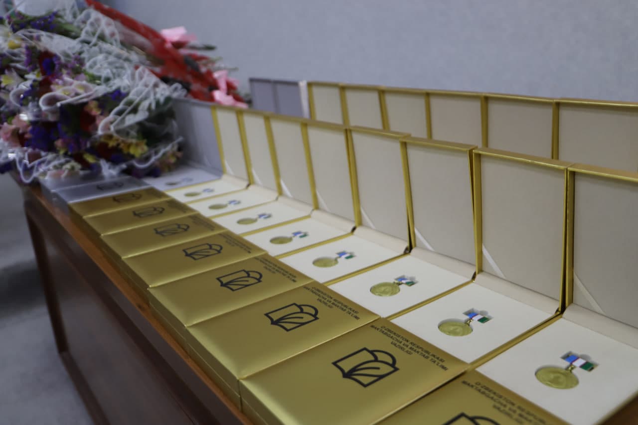 Shofirkon tumanida 39 nafar bitiruvchiga oltin va kumush medallar tantanali topshirildi