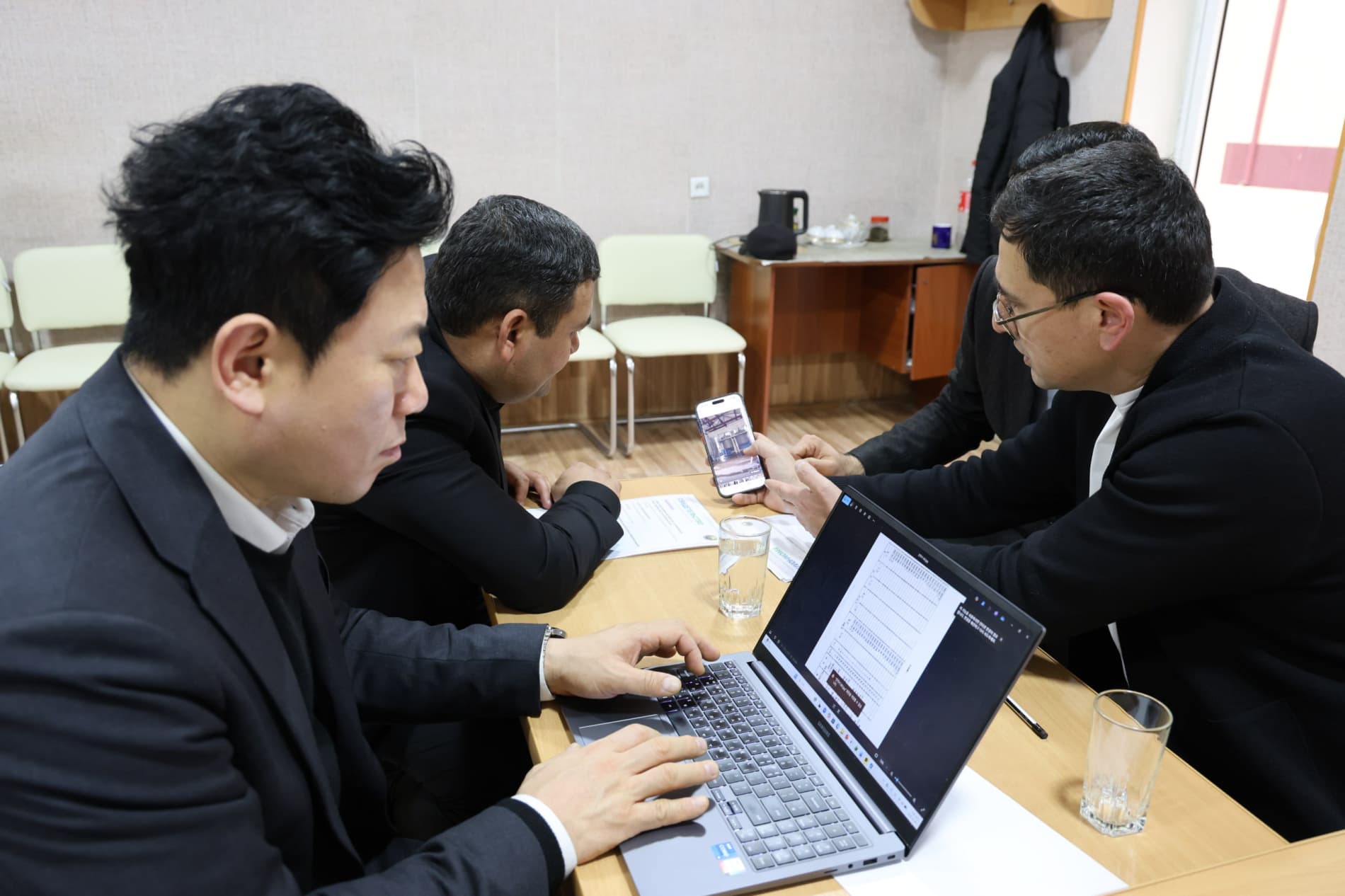 Когон шаҳрида Кореянинг “КП Глобал” компанияси ва маҳаллий ҳамкор иштирокида ташкил этилган “Мастер Инноватион” қўшма корхонаси томонидан бетон учун пластификатор ишлаб чиқаришга ихтисослашган янги лойиҳа амалга оширилмоқда.