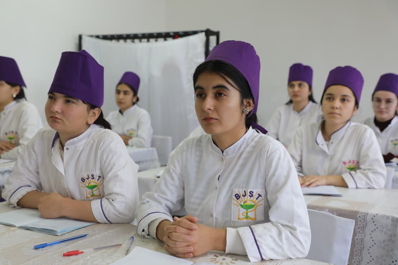 Qurbon Tursunov texnikum yoshlari bilan muloqot qildi