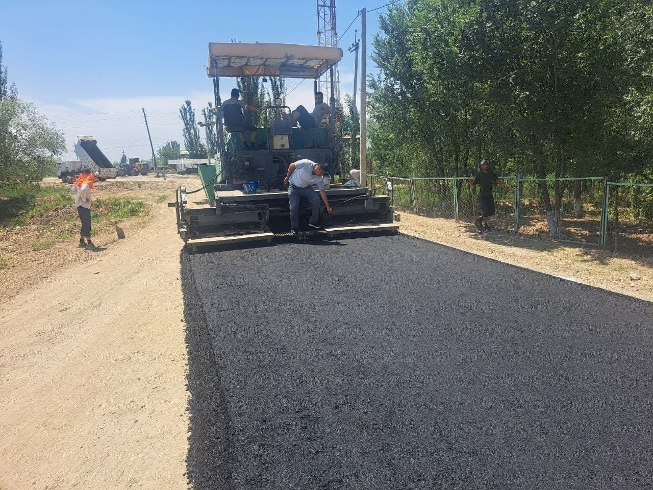 Navbahor mahallasida asfaltlash ishlari davom etmoqda