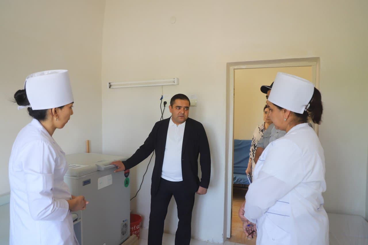 Sayyor qabul yakunida Buxoro tuman hokimi Anvarjon Ochilov Arabxona mahallasida joylashgan oilaviy shifokorlik punkti faoliyati bilan yaqindan tanishdi.