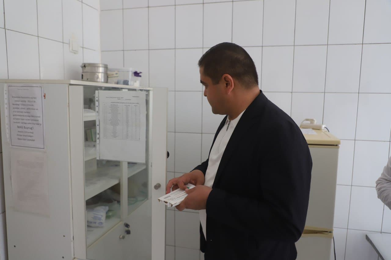 Sayyor qabul yakunida Buxoro tuman hokimi Anvarjon Ochilov Arabxona mahallasida joylashgan oilaviy shifokorlik punkti faoliyati bilan yaqindan tanishdi.