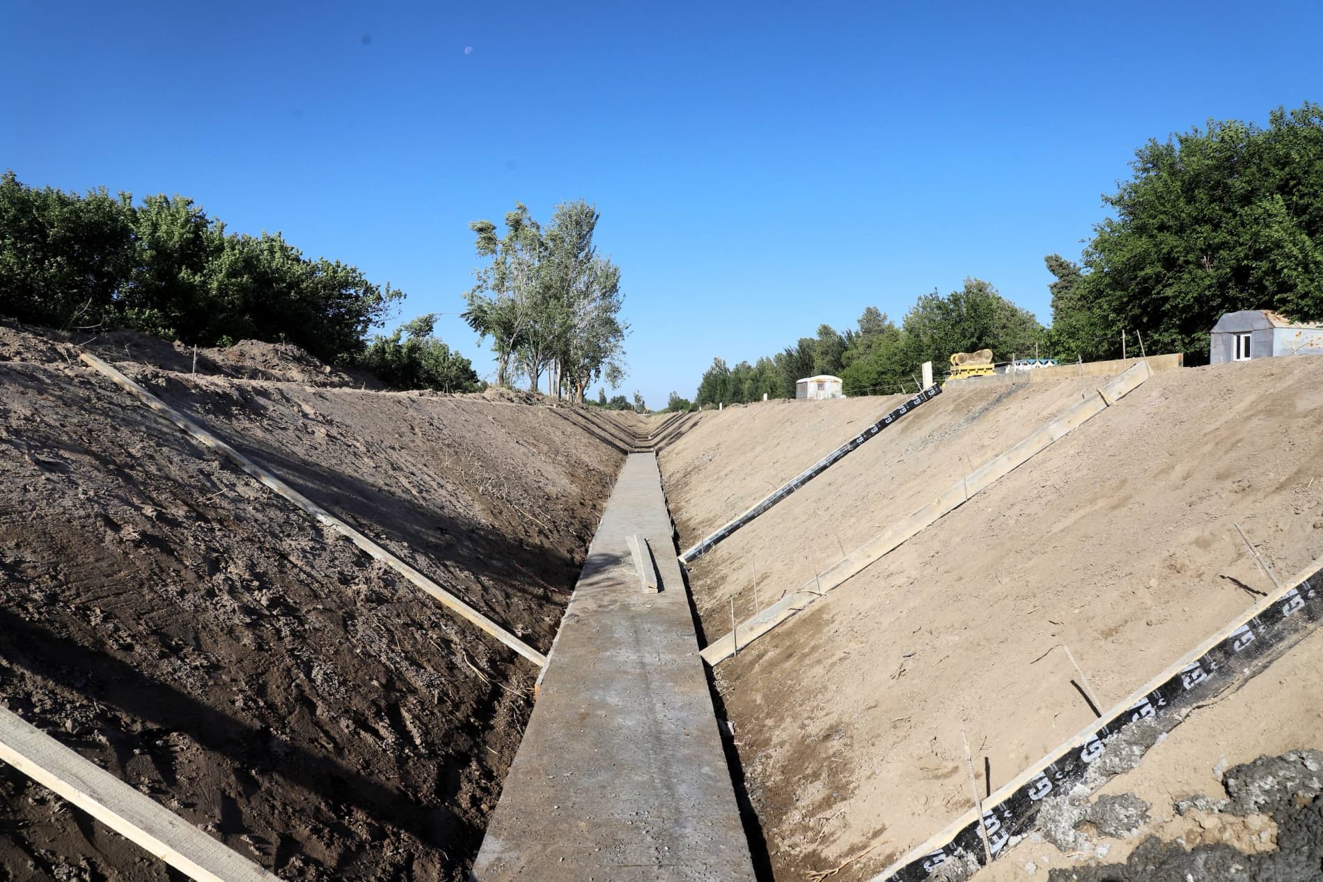 Buxoro tumani: “Jo‘yzar” kanalini betonlashtirish ishlari boshlandi