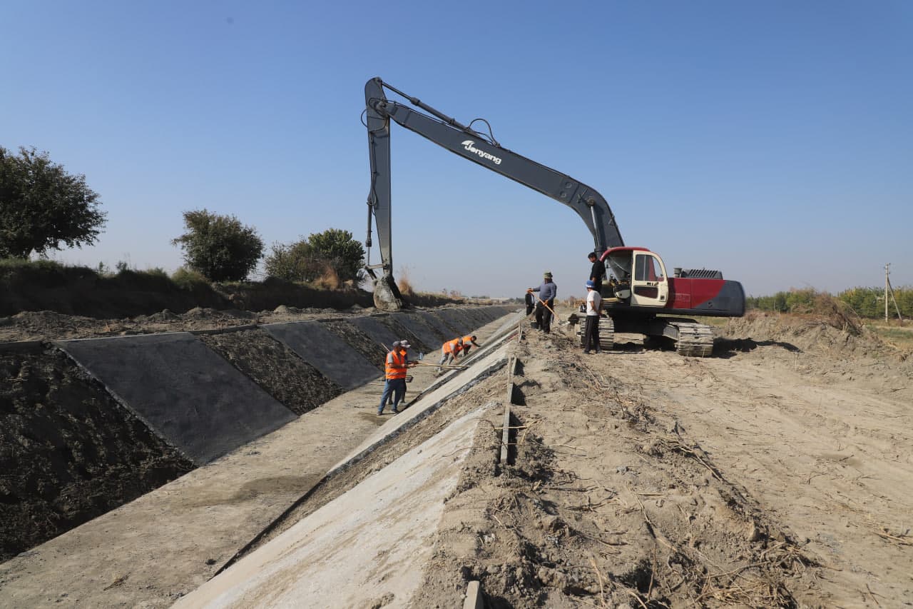 Buxoro tumani: “Jo‘yzar” kanalining qolgan qismi ham betonlashtirilmoqda