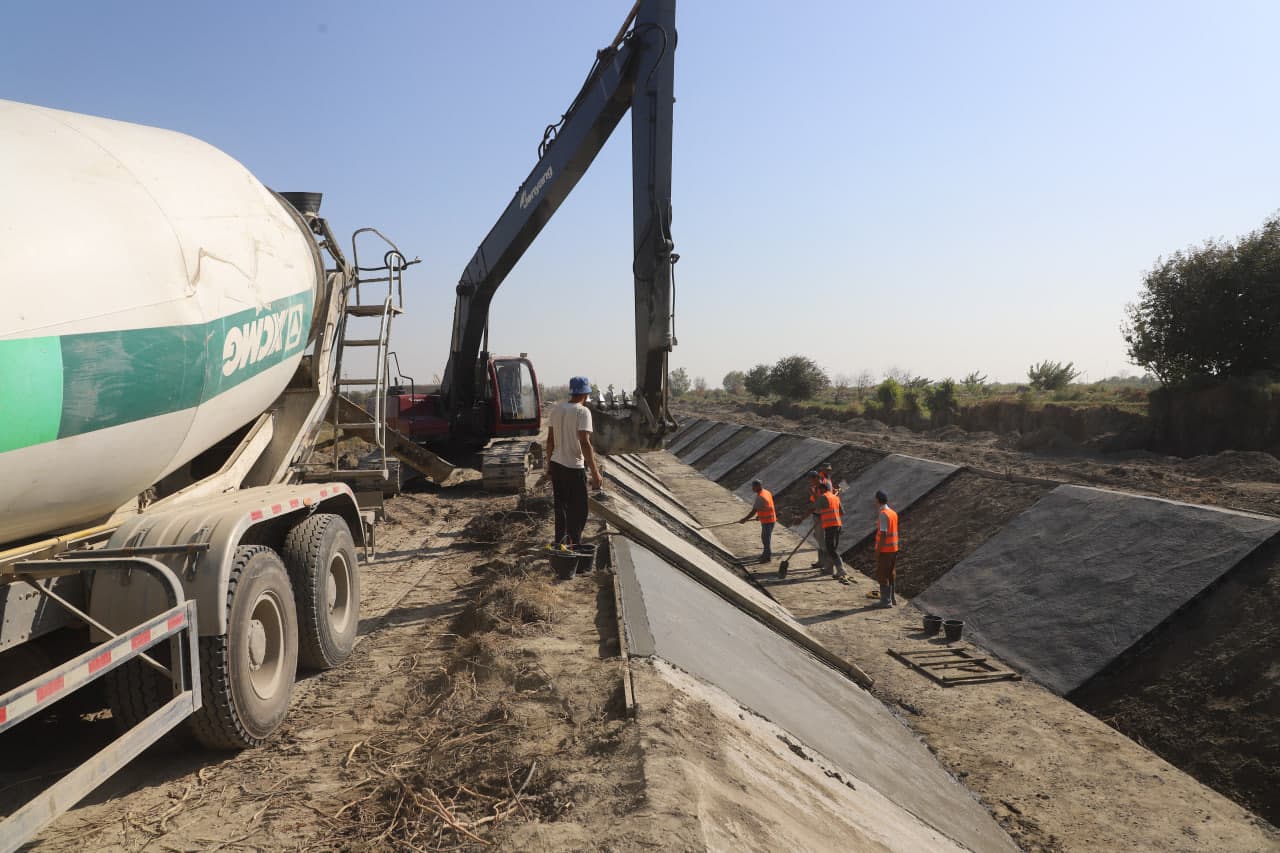 Buxoro tumani: “Jo‘yzar” kanalining qolgan qismi ham betonlashtirilmoqda