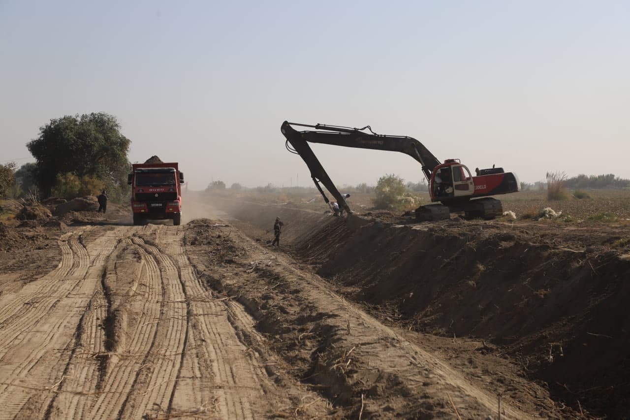 Buxoro tumani: “Jo‘yzar” kanalining qolgan qismi ham betonlashtirilmoqda