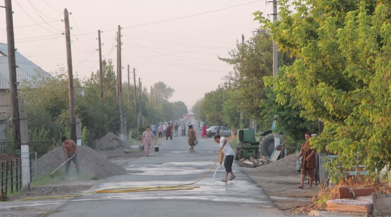 Guliston tumanida "Mahallada obodlik va mehr-saxovat oyligi" doirasida amalga oshirilayotgan ishlar yuzasidan kamchiliklar tanqidiy muhokama qilindi