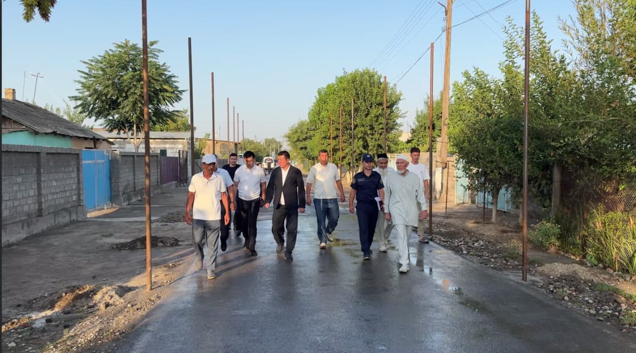 Guliston tumanida "Mahallada obodlik va mehr-saxovat oyligi" doirasida amalga oshirilayotgan ishlar yuzasidan kamchiliklar tanqidiy muhokama qilindi