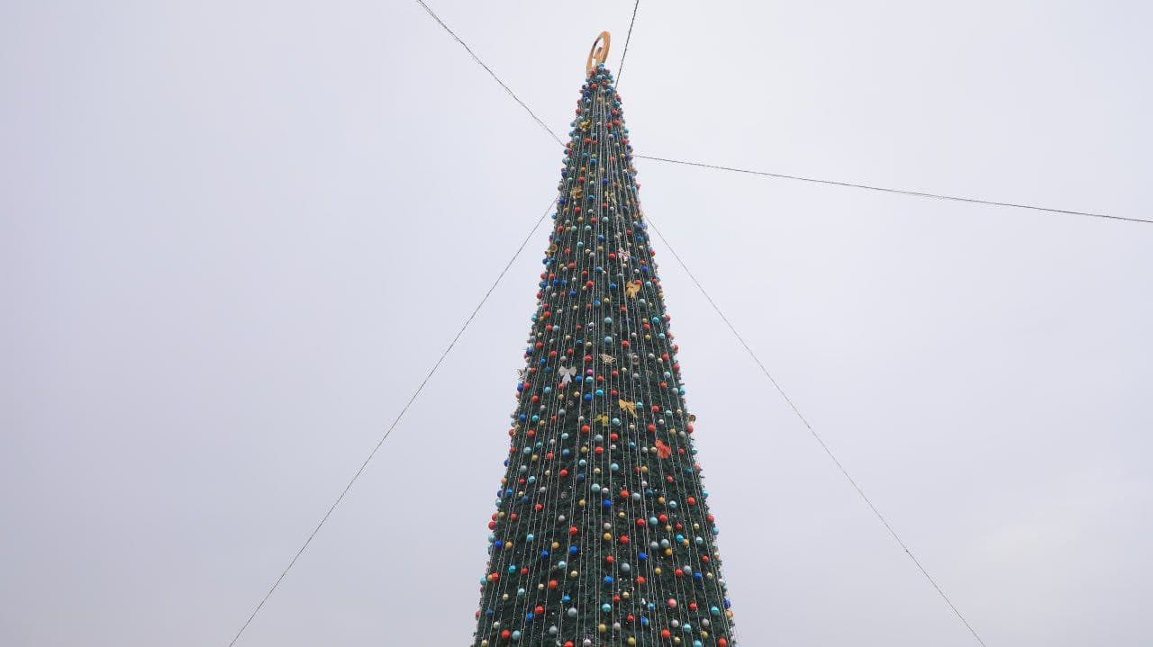 Все города и районы Бухарской области заинтересованы в подготовительной работе, чтобы достойно встретить Новый год, подготовиться к празднику на высоком уровне и подарить жителям радостное праздничное настроение.