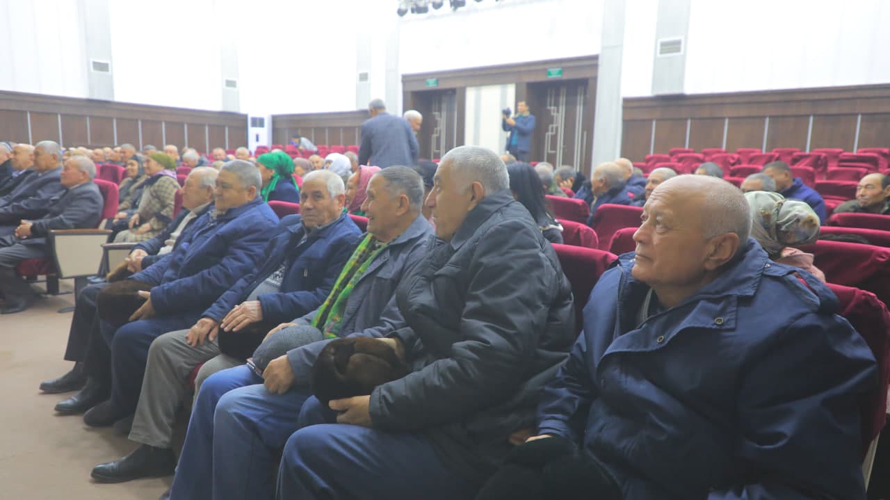 В Олoтском районе в рамках исполнения Постановления Президента Республики Узбекистан от 25 ноября 2024 года №405 «О мерах по привлечению активных нуронийев к реализации программы “От бедности к благополучию”» был организован учебно-практический семинар.