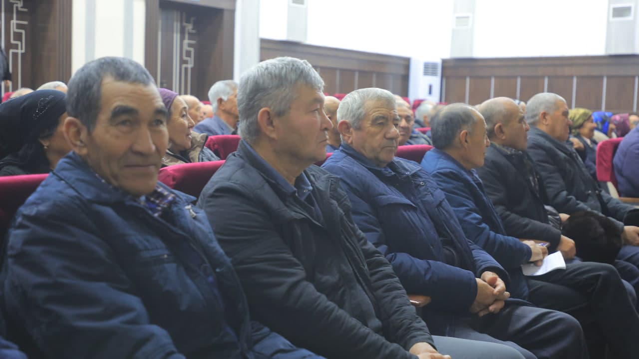 В Олoтском районе в рамках исполнения Постановления Президента Республики Узбекистан от 25 ноября 2024 года №405 «О мерах по привлечению активных нуронийев к реализации программы “От бедности к благополучию”» был организован учебно-практический семинар.