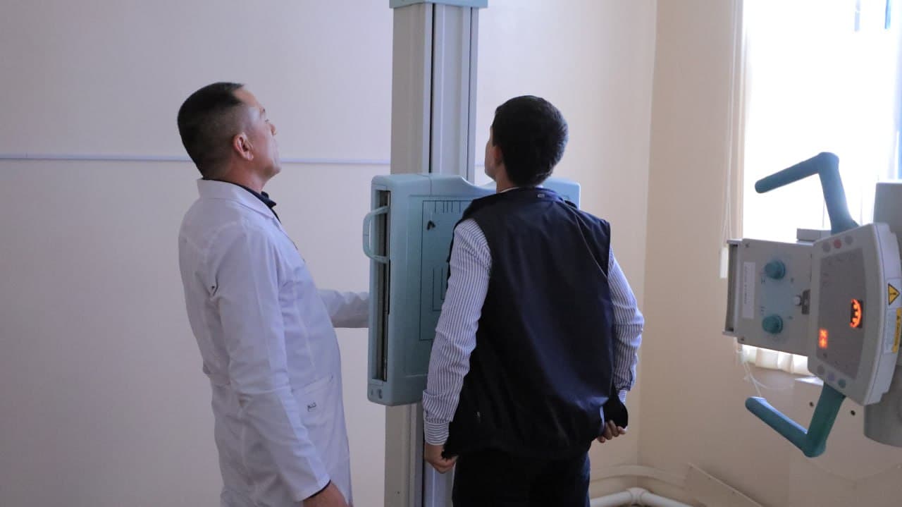 Olot tumani hokimligi boshqaruv apparati xodimlari tibbiy ko‘rikdan o‘tkazilmoqda