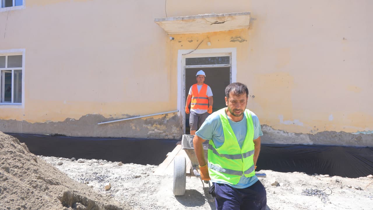 "Eski Olot" mahallasidagi 1-umumta`lim maktabida ta'mirlash ishlari qizg`in pallada.