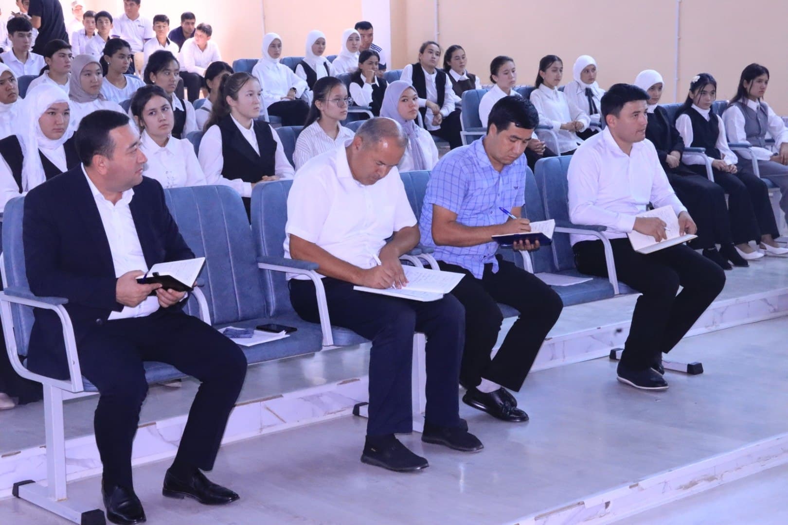Yoshlar bilan ochiq muloqot