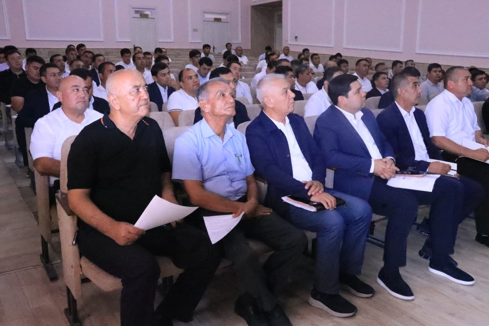 МУРОЖААТЛАРНИНГ ОЛДИНИ ОЛИШ ВА МУАММОЛАРНИ МАҲАЛЛАНИНГ ЎЗИДА ҲАЛ ЭТИШ МАСАЛАЛАРИ МУҲОКАМА ҚИЛИНДИ