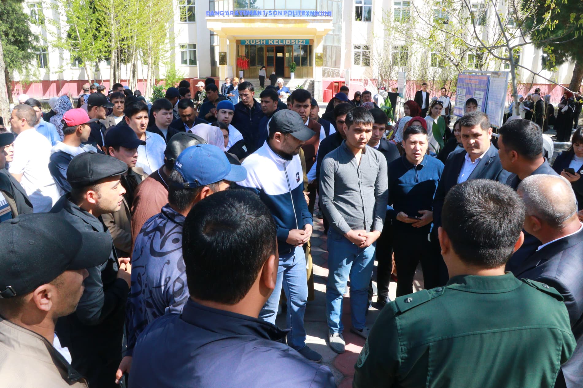 “Ёшлар куни” муносабати билан ёшлар учун бўш иш ўринлари меҳнат ярмаркаси юқори савияда ташкил этилди.