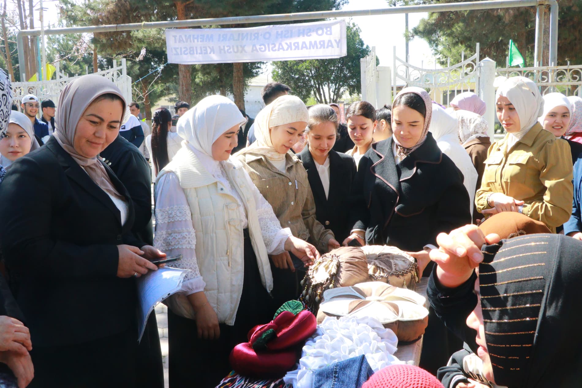 “Ёшлар куни” муносабати билан ёшлар учун бўш иш ўринлари меҳнат ярмаркаси юқори савияда ташкил этилди.