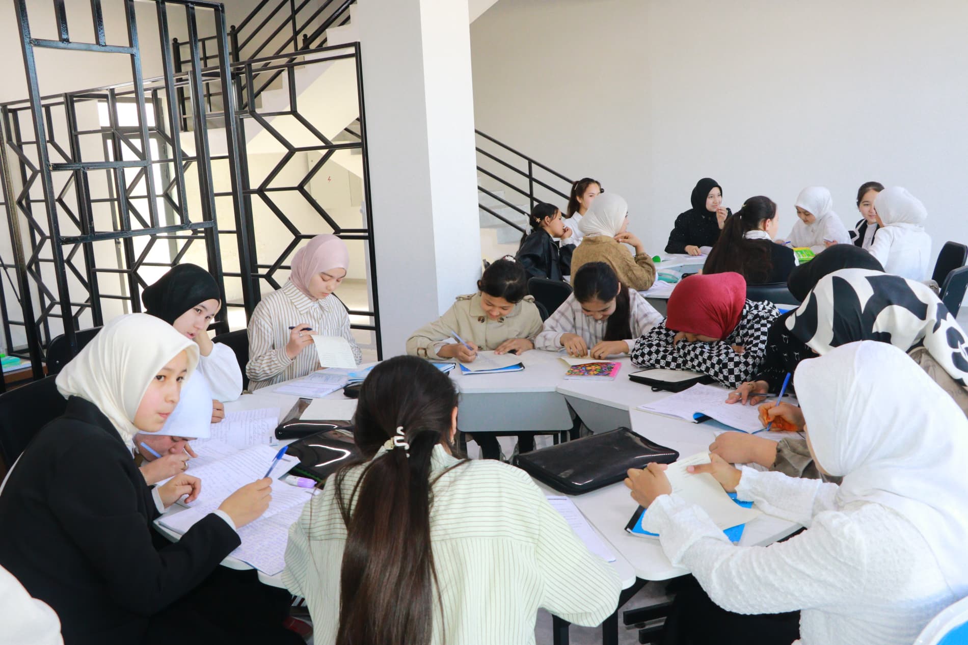 Данғара тумани Қияли қўрғонча МФЙ ҳудудида жойлашган “ЗероМах Счоол” ўқув маркази фаолияти билан туман раҳбарлари яқиндан танишдилар.