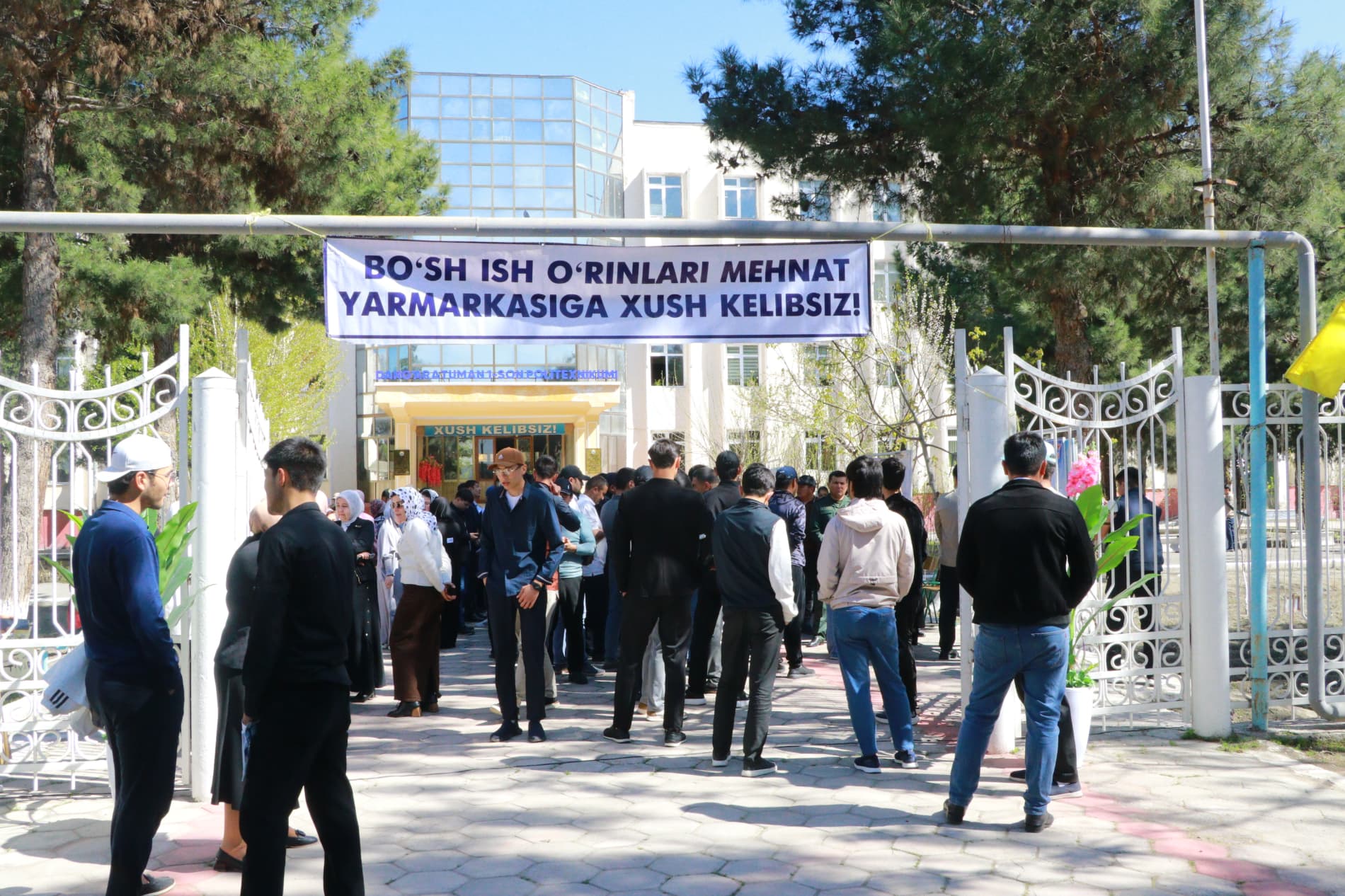 “Ёшлар куни” муносабати билан ёшлар учун бўш иш ўринлари меҳнат ярмаркаси юқори савияда ташкил этилди.