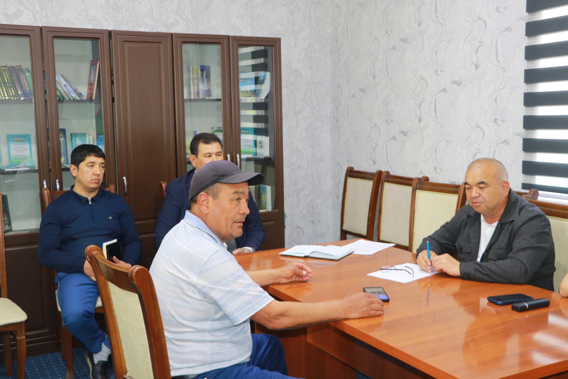 Данғара тумани ҳокими қабулида фуқаролар мурожаатлари кўриб чиқилди