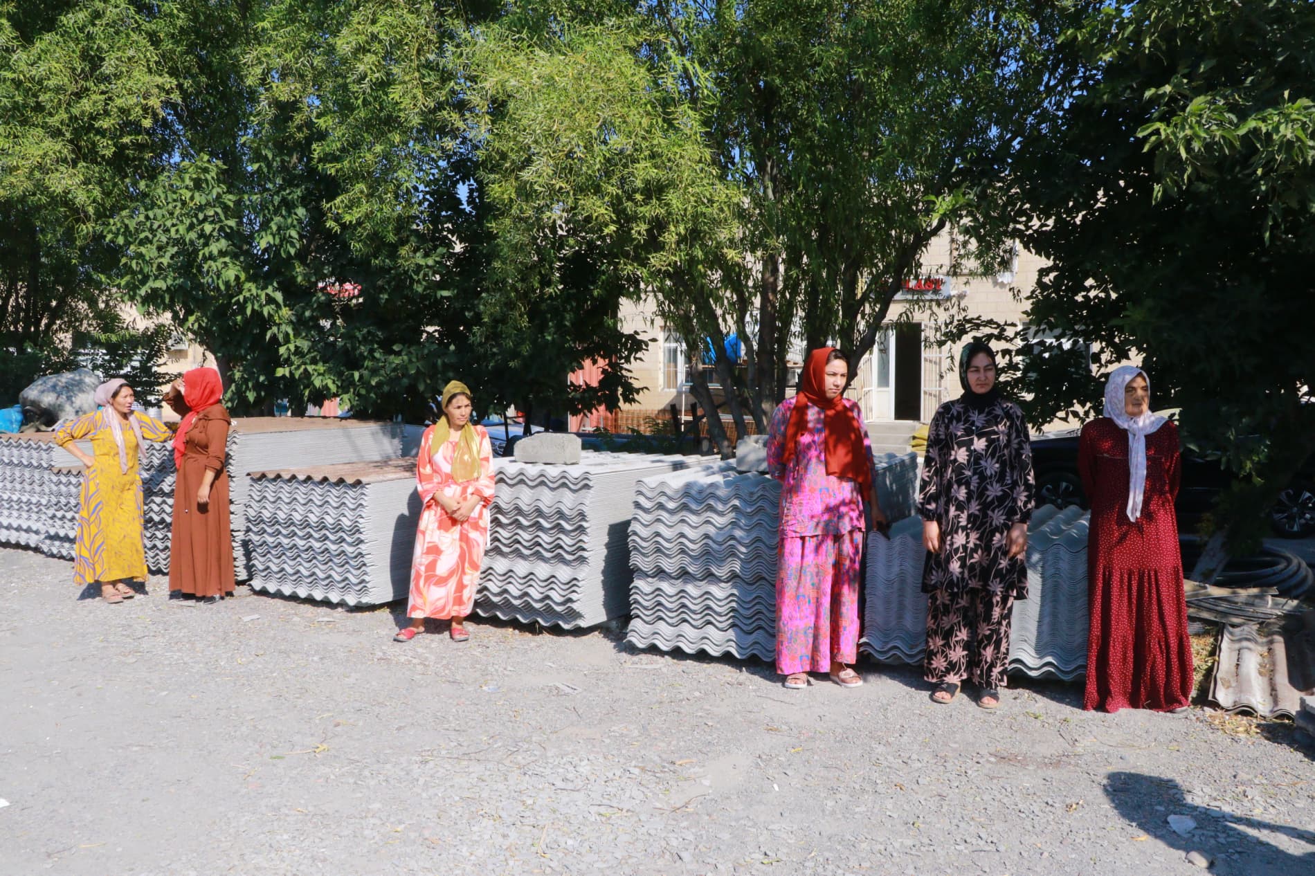 Dang‘ara tumanida "Ayollar daftari"ga kiritilgan hamda uy-joyini ta’mirlashga muhtoj deb topilgan xotin-qizlarni qo‘llab-quvvatlash maqsadida navbatdagi manzilli yordam tadbiri tashkil etildi.