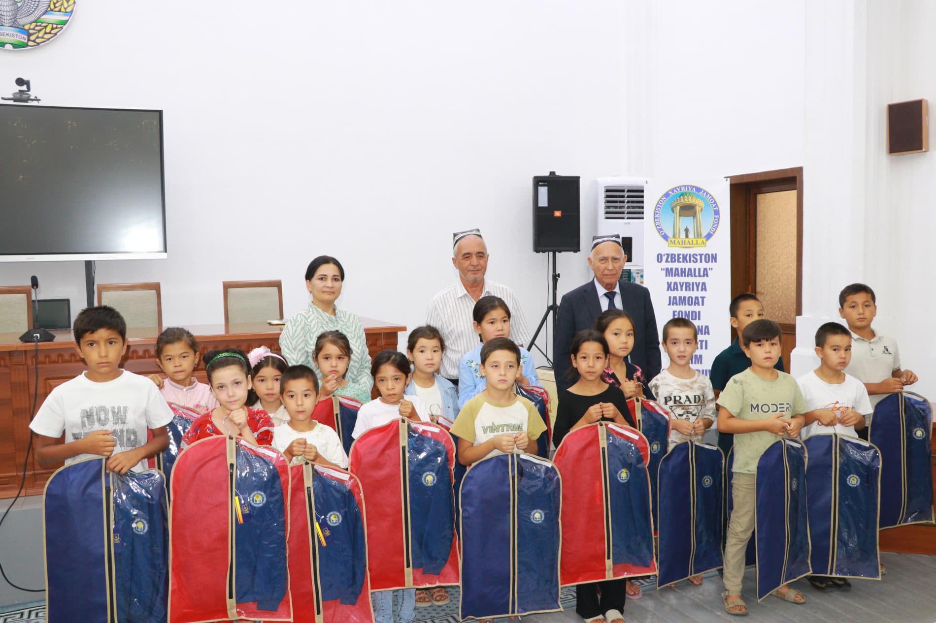 O‘zbekiston Respublikasi davlat mustaqilligining 35 yilligi arafasida Dang‘ara tumanida bir guruh oilalar farzandlariga maktab formalari topshirildi.