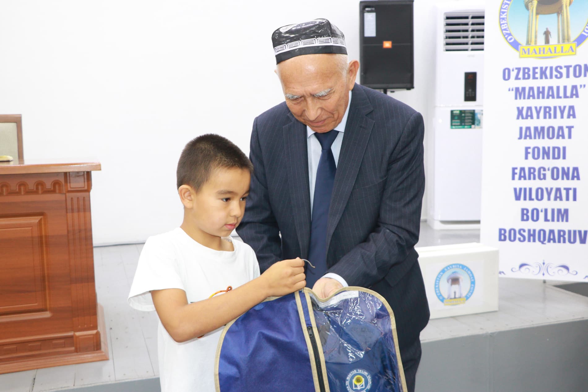 O‘zbekiston Respublikasi davlat mustaqilligining 35 yilligi arafasida Dang‘ara tumanida bir guruh oilalar farzandlariga maktab formalari topshirildi.
