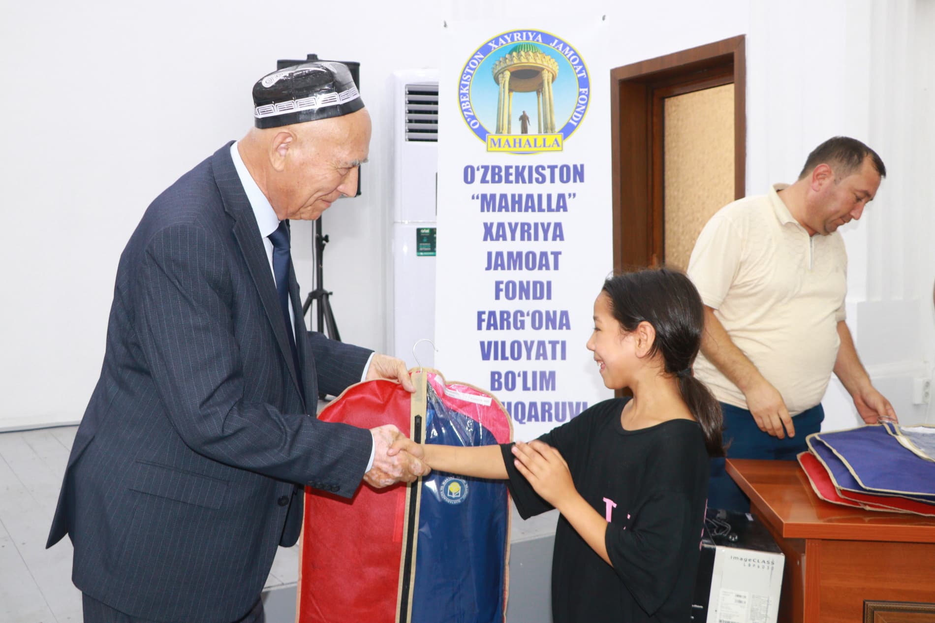 O‘zbekiston Respublikasi davlat mustaqilligining 35 yilligi arafasida Dang‘ara tumanida bir guruh oilalar farzandlariga maktab formalari topshirildi.