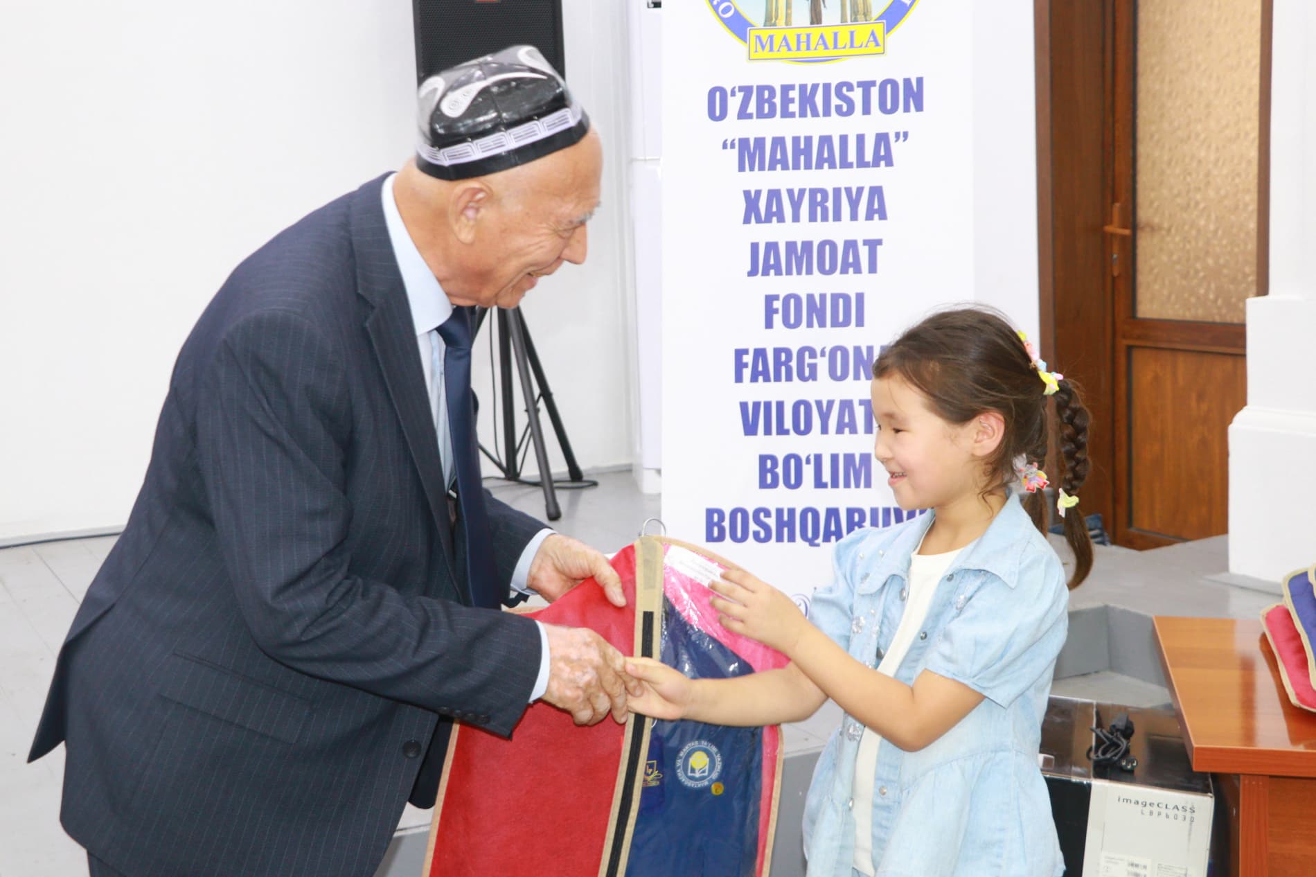 O‘zbekiston Respublikasi davlat mustaqilligining 35 yilligi arafasida Dang‘ara tumanida bir guruh oilalar farzandlariga maktab formalari topshirildi.