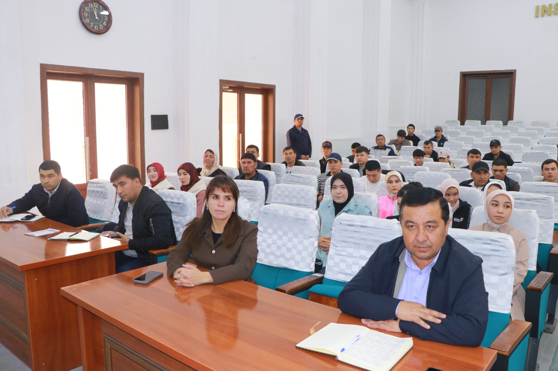 Dang‘ara tumani hokimi va tuman rahbarlari yoshlar bilan uchrashdi